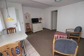Wohnzimmer (Küchensicht) - 2 Zimmer Etagenwohnung in Graal-Müritz