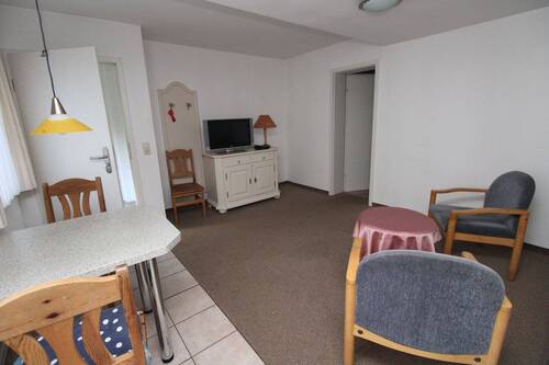 Wohnzimmer (Küchensicht) - 2 Zimmer Etagenwohnung in Graal-Müritz