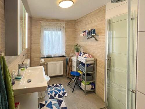 Badezimmer mit ebenerdiger Dusche - 