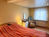 Schlafzimmer mit Ankleidebereich links - 