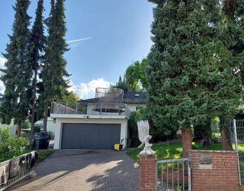 Einfahrt und Doppelgarage - Freistehendes, großzügiges Komforthaus mit ELW, Wintergarten, Terrasse, Garten und Doppelgarage (zusätzliche Tor-Zufahrt Rückseite) in Freisen OT