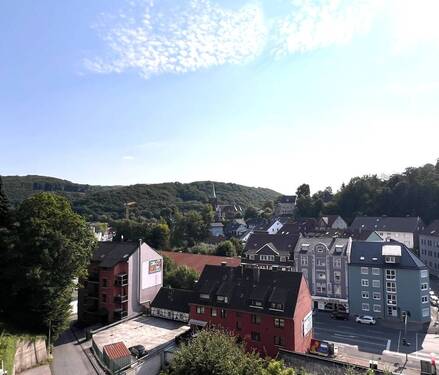 Weitblick - Sofort einziehen oder vermieten! Frisch renovierte 2-Zimmer ETW mit Weitblick, Balkon und Stellplatz
