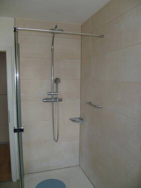 Bad mit Dusche - 