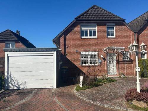 Eingangsseite mit Garage - 