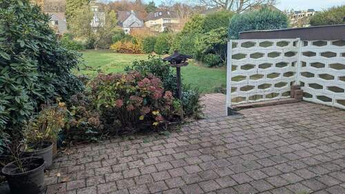 Blick von Terasse auf den Gart - 5 Zimmer Etagenwohnung in Mülheim