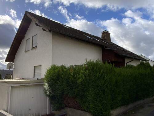 Straßenansicht mit Garage - 8 Zimmer Mehrfamilienhaus, Wohnhaus zum Kaufen in Leun