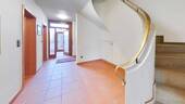 Flur mit Treppe - 