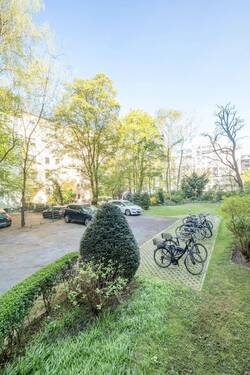 Innenhof mit Pkw- und Fahrradstellplätzen - 