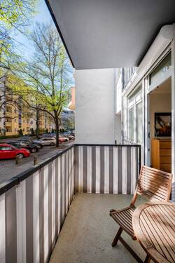 Balkon mit Blick in die Straße - 
