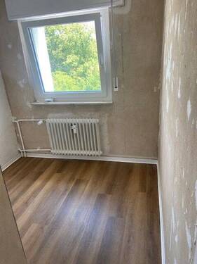 Kinderzimmer mit braunem Vinylboden - 