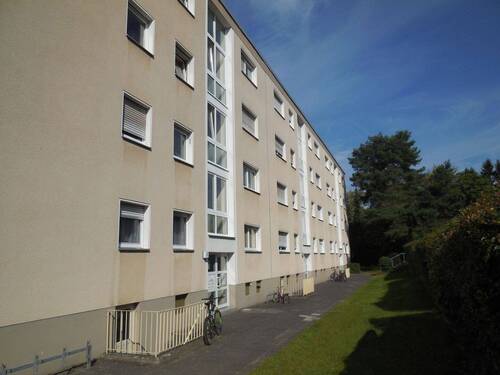 Vorderansicht der Liegenschaft mit Hauseingängen - Platz für die ganze Familie: 4-Zimmer-Wohnung in Darmstadt-Eberstadt