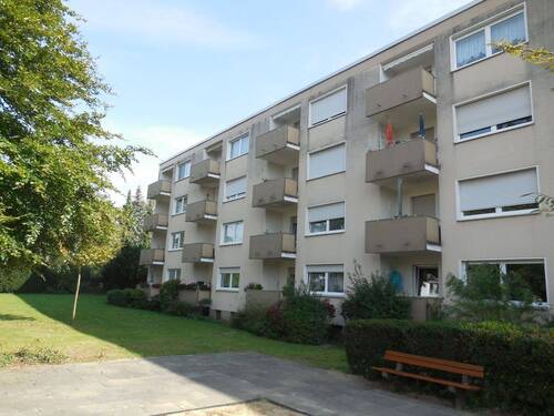 Rückwertige Ansicht mit Balkonen und Außenanlage - 4 Zimmer Etagenwohnung zur Miete in Darmstadt