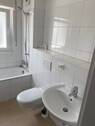 Bad mit Badewanne, WC, Waschbecken, weiße Fliesen - 4 Zimmer Etagenwohnung in Darmstadt