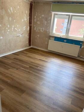 Schlafzimmer mit braunem Vinylboden - 