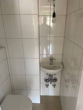 Gäste-WC mit weißen Fliesen - 