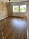 Wohnzimmer mit braunem Vinylboden - 