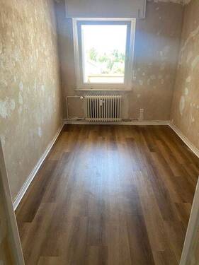Kinderzimmer mit braunem Vinylboden - 