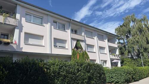 Haus Ansicht
- Attraktive 3-Zimmer-Wohnung mit großer Küche, Tageslichtbad und Balkon in ruhiger Lage von Überlingen