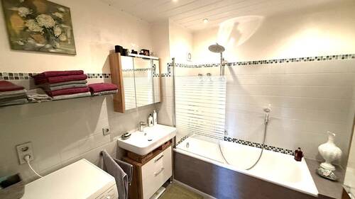 Badezimmer mit Badewanne - 