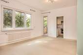 Wohnzimmer mit Balkonzugang - Etagenwohnung mit 36,30 m² in Berlin zum Kaufen