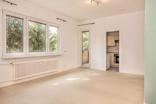 Wohnzimmer mit Balkonzugang - Etagenwohnung mit 36,30 m² in Berlin zum Kaufen
