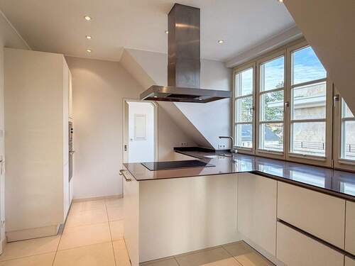 Küche und Hauswirtschaftsraum - 4 Zimmer Etagenwohnung in Düsseldorf