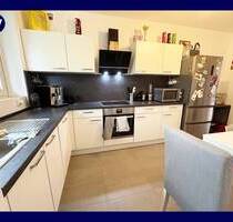 Direkt einziehen! 4 Zimmer mit Einbauküche, 2 Balkone & Blick ins Grüne, Duschbad, Gäste-WC, Aufzug - Köln Bayenthal