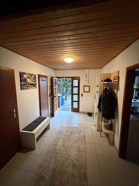 Eingang Flur Sicht nach Außen - 6 Zimmer Reihenmittelhaus in Nürnberg