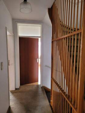 Flur mit Treppe - 