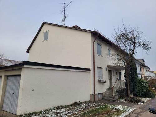 Garage und Stellplatz - 