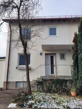 Straßenansicht - Provisionsfrei! Reiheneckhaus mit Entwicklungspotenzial in ruhiger Bestlage von München-Moosach