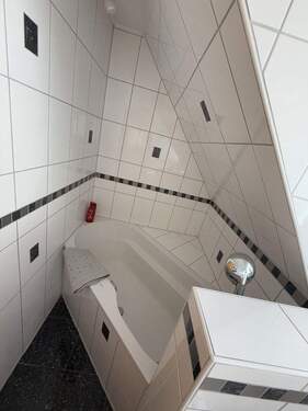 Bad OG mit Eckbadewanne - 