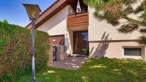 Außenansicht_Hauseingang - Einfamilienhaus mit 208,00 m&sup2; in Bönnigheim zum Kaufen