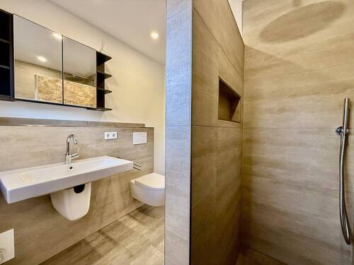 Bad mit bodentiefer Dusche - 