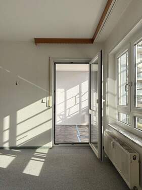 Wohnzimmer Balkonzugang - 3 Zimmer Etagenwohnung in Frankfurt am Main