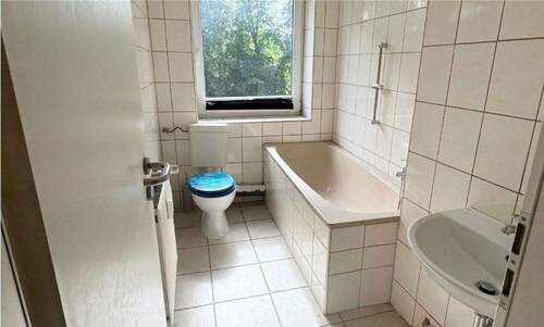 Badezimmer - 3 Zimmer Etagenwohnung zur Miete in Kreiensen