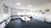 1 - Helle Büros mit genügend PKW Stellplätzen!