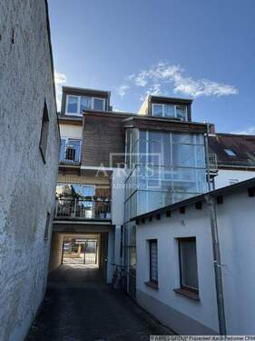 Objektansicht mit Einfahrt - Mehrfamilienhaus, Wohnhaus in Köthen