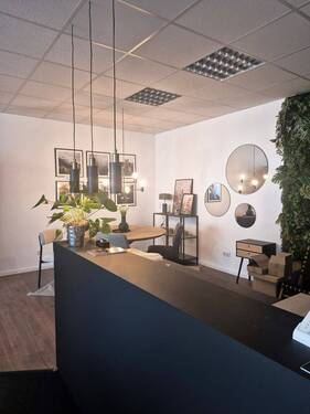 Tischlerei_Ausstellung_1.jpg - Große Gewerbefläche im EG mit Parkplätzen