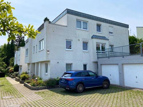 Hausansicht - Gepflegte Doppelhaushälfte in Hanglage mit Einliegerbereich, Garten und zwei Garagen, S-Rohr