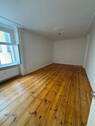 Leeres Zimmer mit Holzboden - Charmante 1-Zimmer-Wohnung in Berlin - Sonnenallee