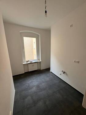 Leerer Raum mit Fenster - 1 Zimmer Etagenwohnung in Berlin