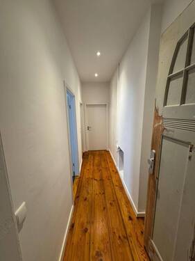 Langer Flur mit Holzboden - Etagenwohnung mit 43,00 m² in Berlin zur Miete