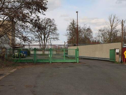 Blick auf Grundstückseinfahrt - Halle in Kölleda