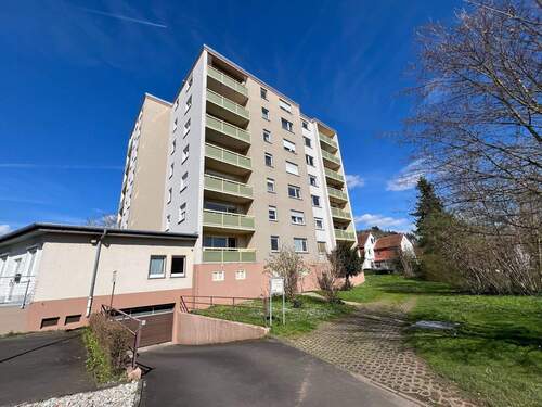 Rückansicht mit Tiefgarageneinfahrt - 