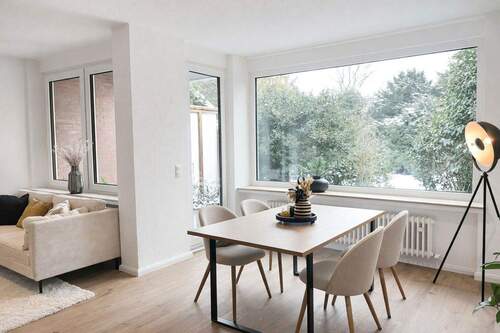 Wohnzimmer mit Gartenblick - Modernisiert & Einzugsbereit: Helles Familienhaus in Radio Bremen mit Garten und Garage