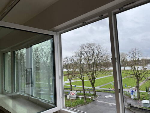 Rheinblick Wohnzimmer - 3 Zimmer Etagenwohnung zum Kaufen in Köln