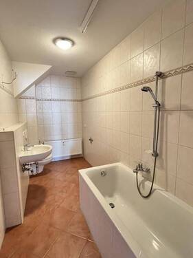 Bad - Etagenwohnung mit 75,00 m&sup2; in Mittweida zur Miete
