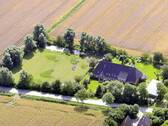 Luftaufnahme - 1 Zimmer Mehrfamilienhaus, Wohnhaus zum Kaufen in Tümlauer Koog