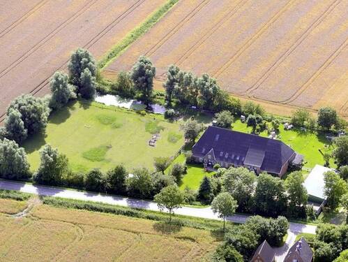 Luftaufnahme - 1 Zimmer Mehrfamilienhaus, Wohnhaus zum Kaufen in Tümlauer Koog